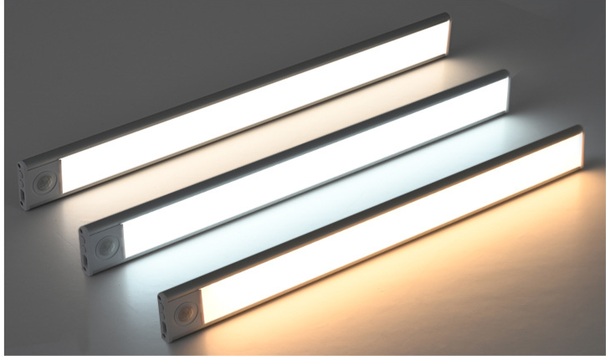 Striscia luminosa autoadesiva magnetica ricaricabile con sensore di movimento a LED intelligente ultrasottile per armadietto portabottiglie_voghion.com