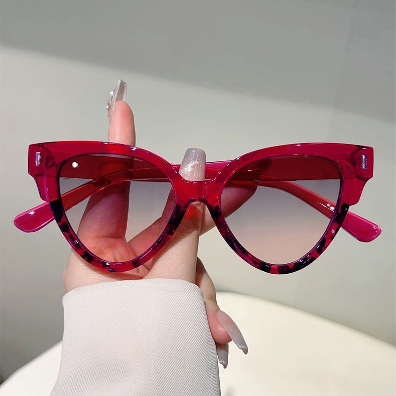 Retro-Sonnenbrille mit lässigem Katzenaugen-Design und großem Rahmen, trendige, farblich passende, schlichte Make-up-Sonnenbrille, vielseitige Street-Shot-Sonnenbrille_voghion.com