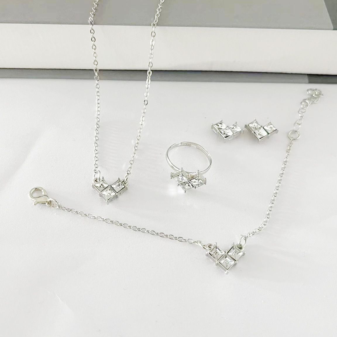 Set di collana alla moda, squisita lega intarsiata, accessori amore collana orecchini set di quattro pezzi_voghion.com