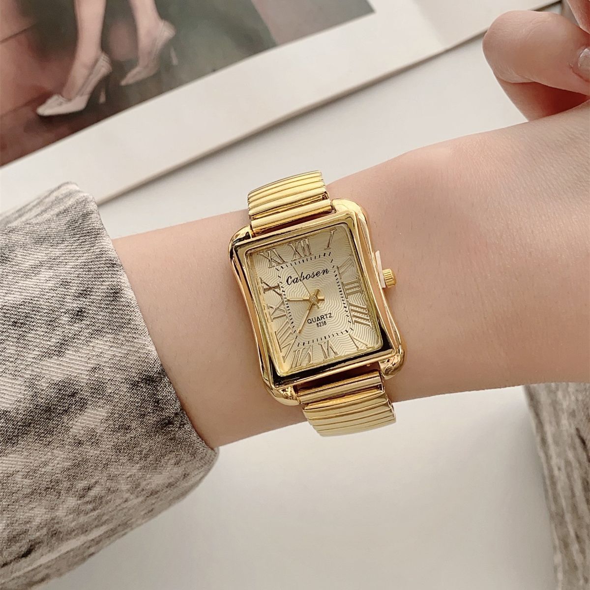 Orologio con quadrante grande di ispirazione vintage e cinturino a molla dorato - Orologio al quarzo unisex classico per uomo e donna. Orologio al quarzo con cinturino elastico._voghion.com