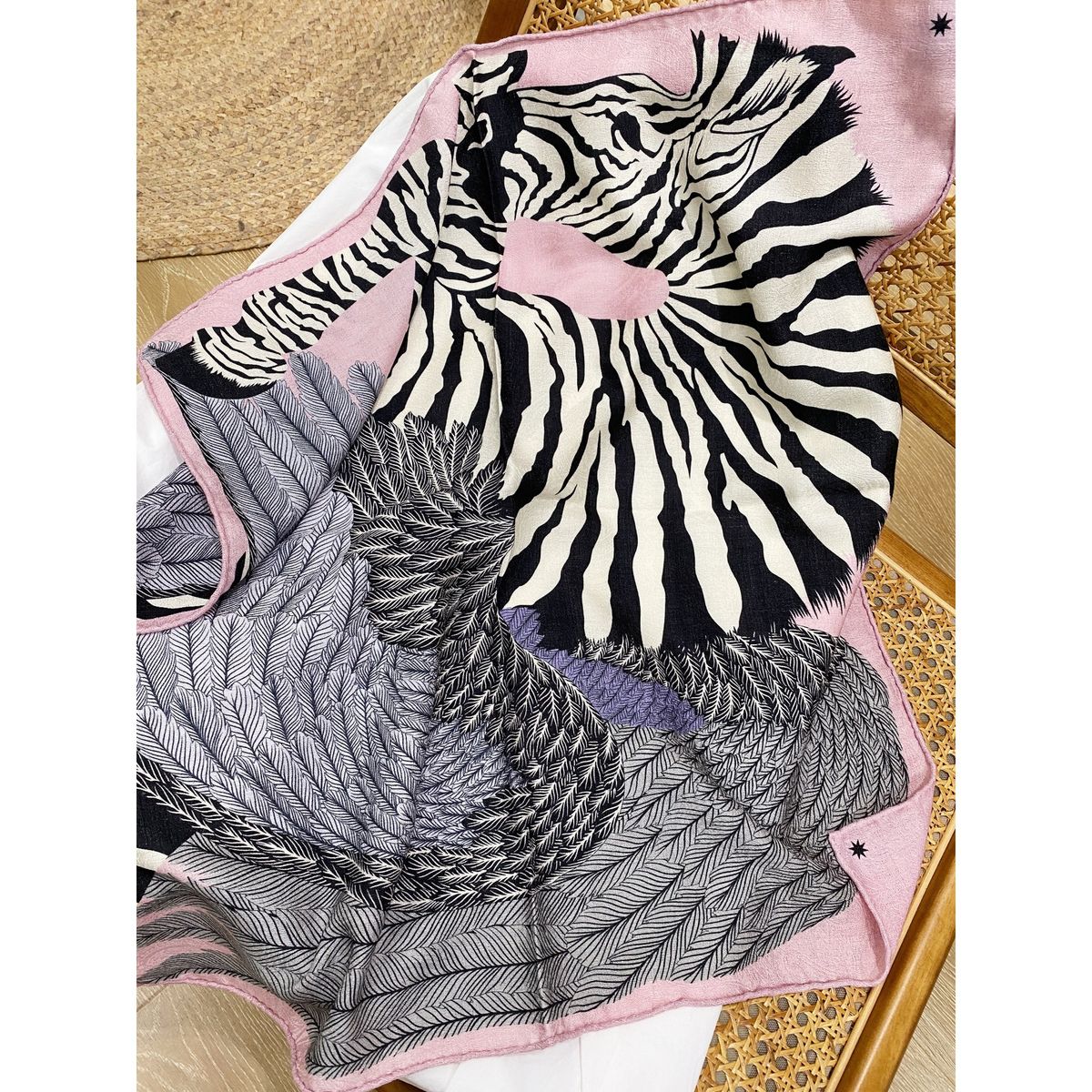 Sciarpa quadrata cinese in velluto jacquard, seta di gelso, cashmere, stampata su entrambi i lati, motivo zebrato rosa invernale_voghion.com