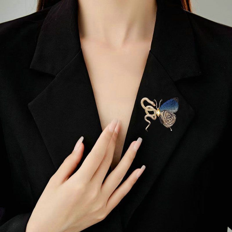 [5887 People's Collection] Year Greedy Snake Butterfly Brooch Women's High-end Design Sense Niche Sweater Pin_voghion.com
