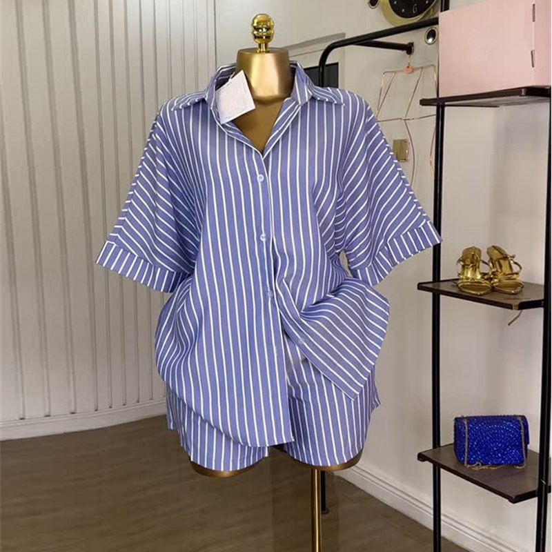 Abbigliamento da donna, moda, camicia ampia a righe blu e bianche, vita alta, pantaloncini a gamba larga, completo_voghion.com