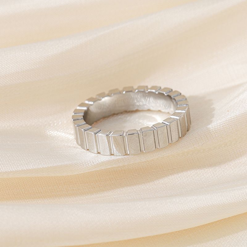 Bague simple et froide en acier titane, ne se décolore pas, design haut de gamme, rayures pour index, bague en or et argent_voghion.com