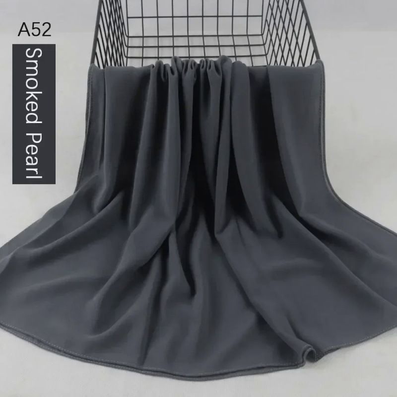 Mustvalge pärl-šifoonist mull-looriga pikk sall, mis katab pea marli salli_voghion.com