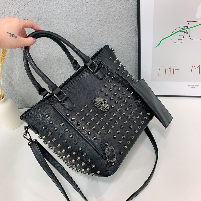 Borsa a tracolla gotica - Elegante borsa a tracolla con teschio borchiato per donna (stile streetwear punk, tracolla regolabile, spaziosa, da portare a mano o a spalla)_voghion.com