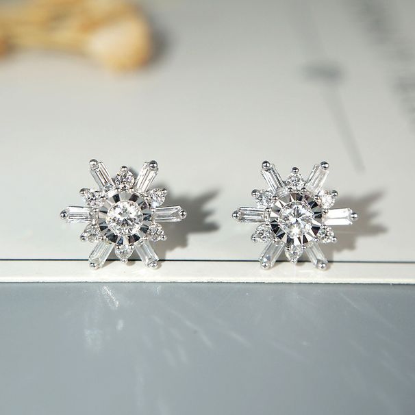 Pendientes de oro blanco con racimo de flores talladas y diamantes naturales de talla baguette redondos_voghion.com