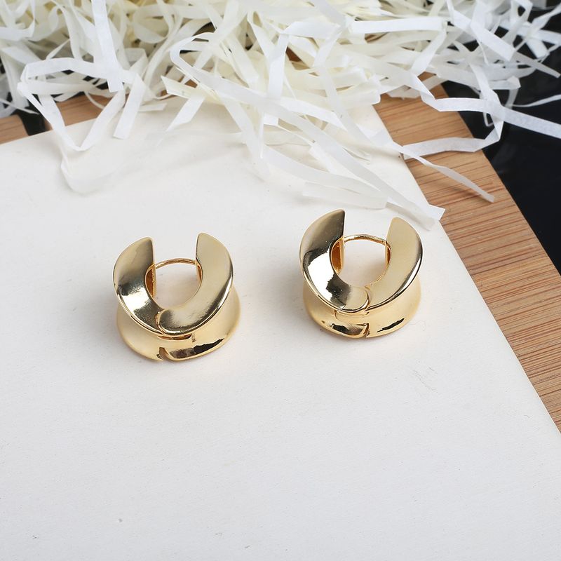 Simple cold geometric wide faced high end earrings ins niche design texture fashionable ear buckles_voghion.com