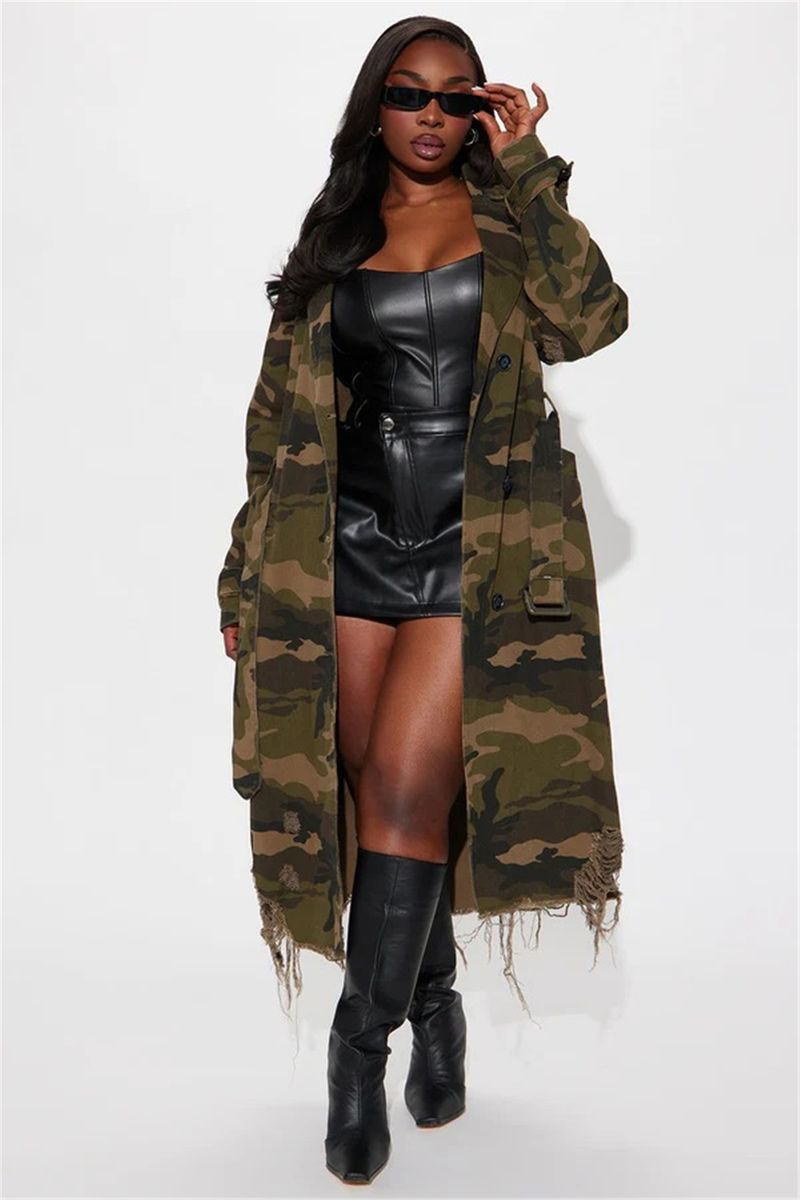 Langer Trenchcoat im Military-Camouflage-Stil mit Used-Details – Streetwear-Mode im Oversize-Schnitt für Damen und Herren​_voghion.com