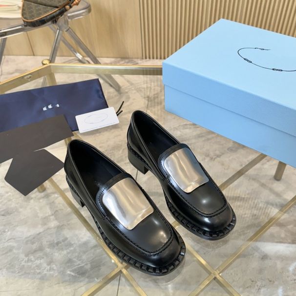 2025 New Triangle Logo Genuine Square Head British Style Shallow Mouth Flat Bottom Fashion Trend Le Fu Small Leather_voghion.com