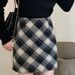 Temperamento: Gonna corta a trapezio snellente in vita alta in lana a quadri rossi per le donne in autunno e inverno 2024_voghion.com