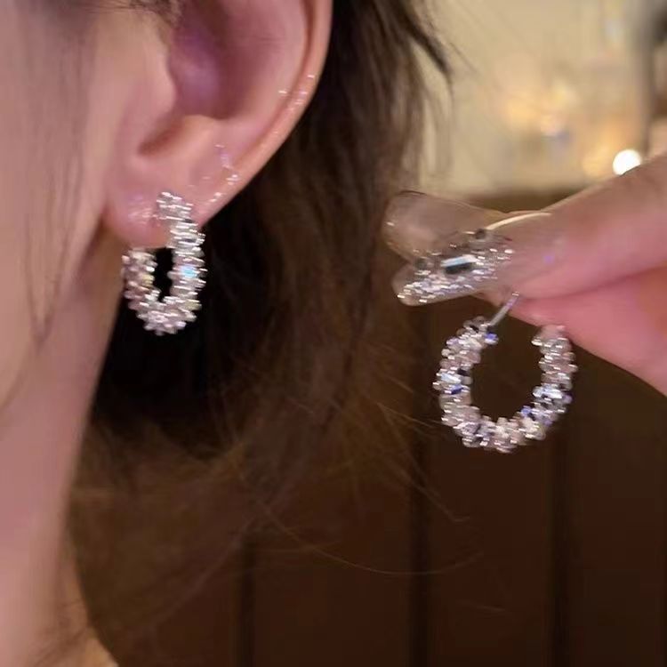 Orecchini pendenti lunghi e versatili in stile coreano 2024 con nappa per donna, design leggero e lussuoso con fiocco_voghion.com