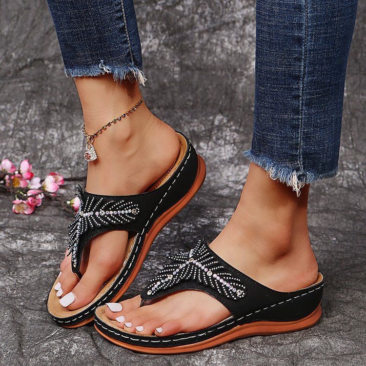Spot Whis2023 European and American style flip flops large size sandals casual lightweight flip flops flat rhinestone sandals_voghion.com