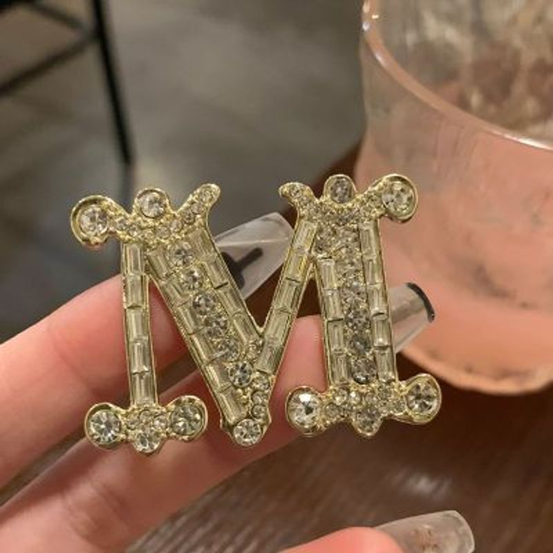 Delicate Advanced Sense Flash Diamond Letter M nagy bross Luxus Temperament Personality Pin Fashion kis illatos öltöny kiegészítők_voghion.com