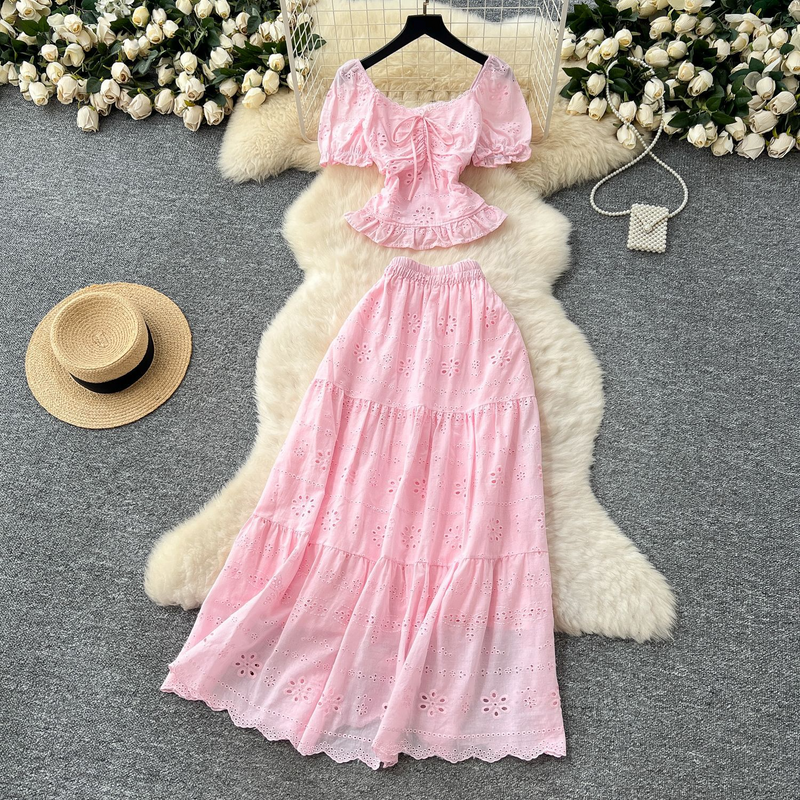 Tenue de style vestimentaire pour femme, chemise à manches bouffantes et col carré, taille haute, jupe brodée creuse, costume de style vacances_voghion.com