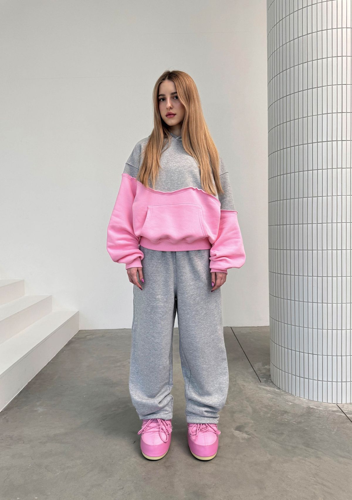 Damen-Set aus Color-Block-Hoodie und Jogginghose – trendiges zweiteiliges Outfit aus Polyester für Streetwear und lässigen Komfort (S–XL, Pink-Grau-Kontrast)_voghion.com