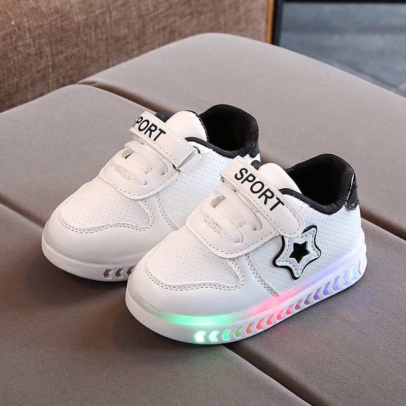 Matka i dzieci Świecące buty dziecięce 2024 Koreańska wersja nowe buty sportowe dla dzieci białe buty pięcioramienna gwiazda buty studenckie buty dla niemowląt i małych dzieci_voghion.com