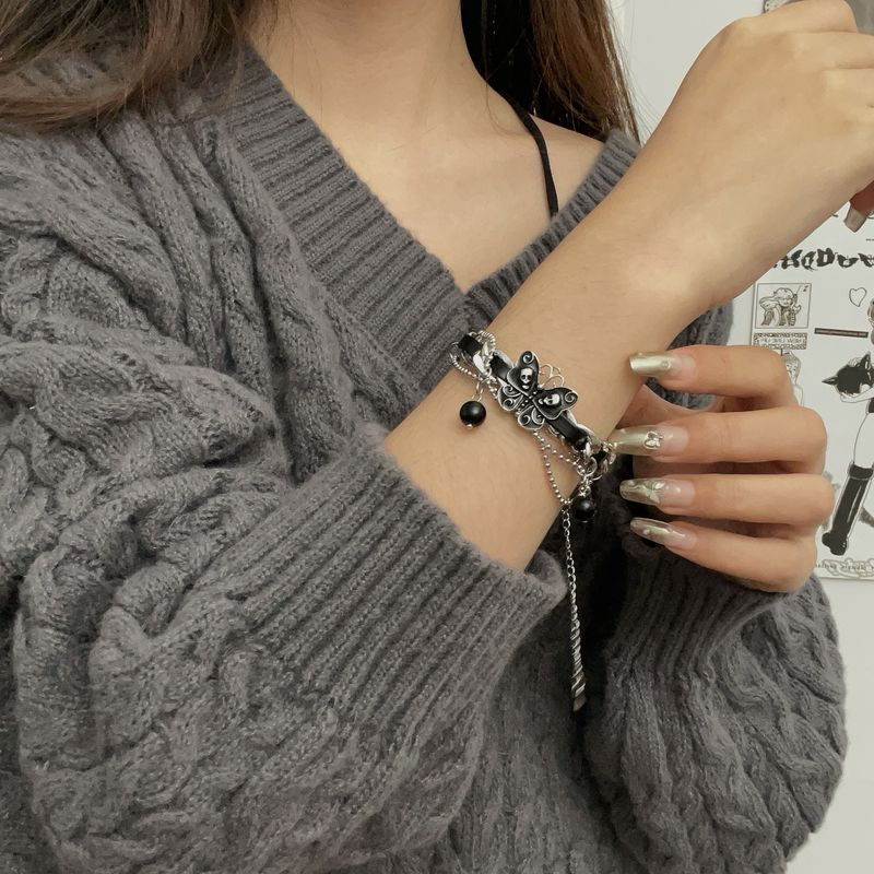 Bracciale a farfalla nera in stile punk per donna, design di nicchia, retro dark, accessori versatili e alla moda per le mani._voghion.com