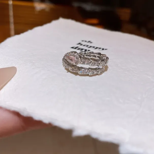 Silberfarbener Ring mit Zirkonia und rosafarbenem Stein im Schlangenstil – zierlich, funkelnd, perfekt für Partys und den Alltag, ein elegantes und charmantes Geschenk für sie._voghion.com