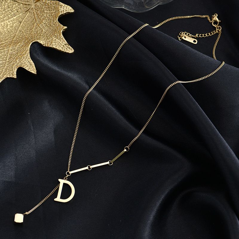 Collana in acciaio al titanio per design di nicchia femminile, rosso Internet, lusso leggero, ciondolo lettera D semplice e versatile, stile corto_voghion.com