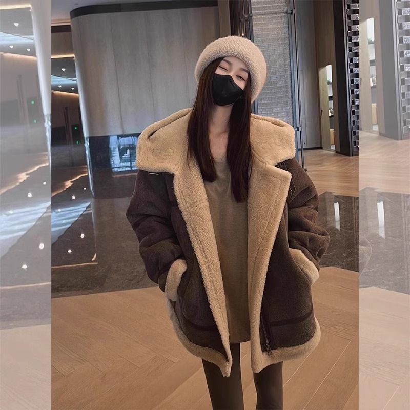 Nuovo cappotto in montone con cappuccio di media lunghezza color caffè Melad 2024 per donna autunno inverno_voghion.com