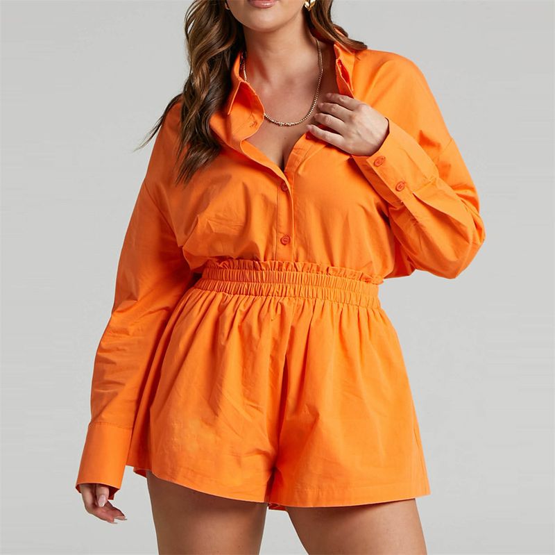 Completo da donna in tinta unita, con camicia monopetto a maniche lunghe, pantaloncini elasticizzati_voghion.com