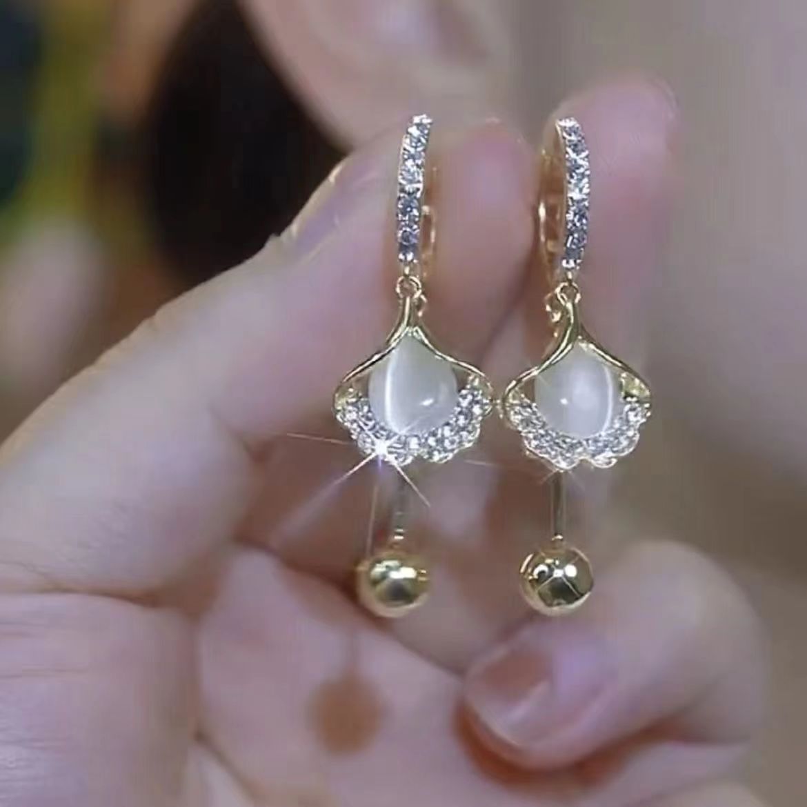 Cat's Eye Stone Ginkgo Leaf Ear Buckle Fashionable and Versatile 2024 New with Niche Design Earrings_voghion.com