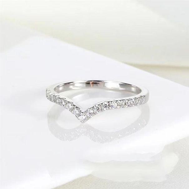 Anello da mignolo con zircone micro intarsiato a forma di V francese elegante placcato in oro bianco sottile e squisito con diamanti a forma di V anello da donna_voghion.com