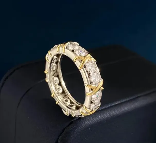 Luxusný dámsky náhrdelník s krížovým dizajnom, zirkónmi a intarziou, plnými diamantmi, zlato a prepletené písmeno X, objatia a bozky._voghion.com