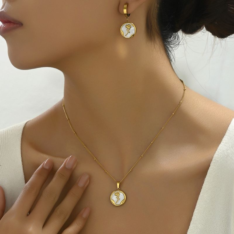Collana semplice alla moda per le donne in estate, con un senso di personalità di lusso. Rosa, perla e madreperla_voghion.com