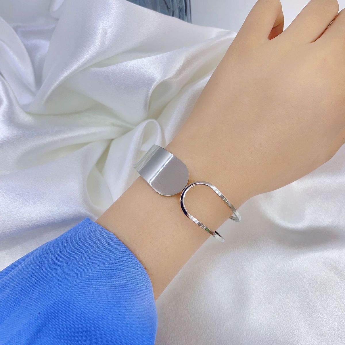 Set di gioielli da donna, personalità alla moda, versione larga, bracciale in acciaio al titanio liscio, design di nicchia, semplice braccialetto aperto_voghion.com