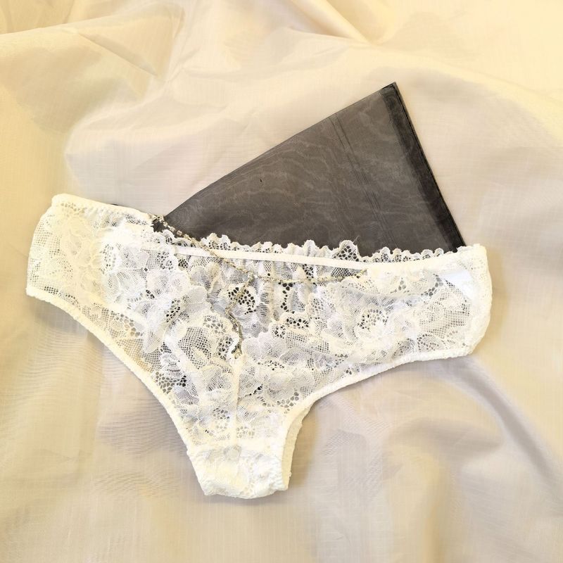 Mutandine in pizzo con strass di buona qualità per le donne, sexy, a vita bassa, in pizzo cavo, con catena per mutandine da donna_voghion.com