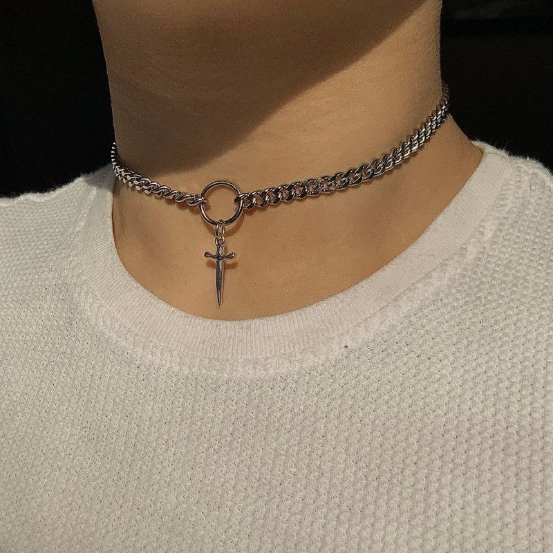Unisex-Halskette mit gotischem Dolchanhänger_voghion.com