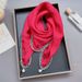 Fortschrittlicher Damen-Schal aus einfarbigem Tencel mit französischem Anhänger, kleinem duftendem Magnetknopf, 70 Quadraten, dünner Gaze_voghion.com