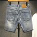 Shorts in denim per l'estate da uomo con nuove toppe azzurre lavate con vecchi fori, capri slim fit stampati personalizzati_voghion.com