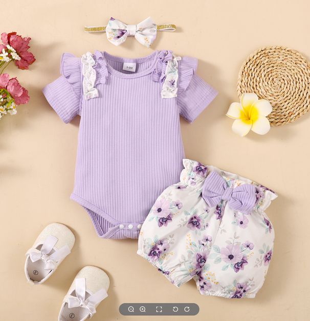 Kızlar ilkbahar ve sonbahar 2024 yeni Kore tarzı sıcak düz renk kısa kollu üst + küçük çiçekli şort üç parçalı set_voghion.com