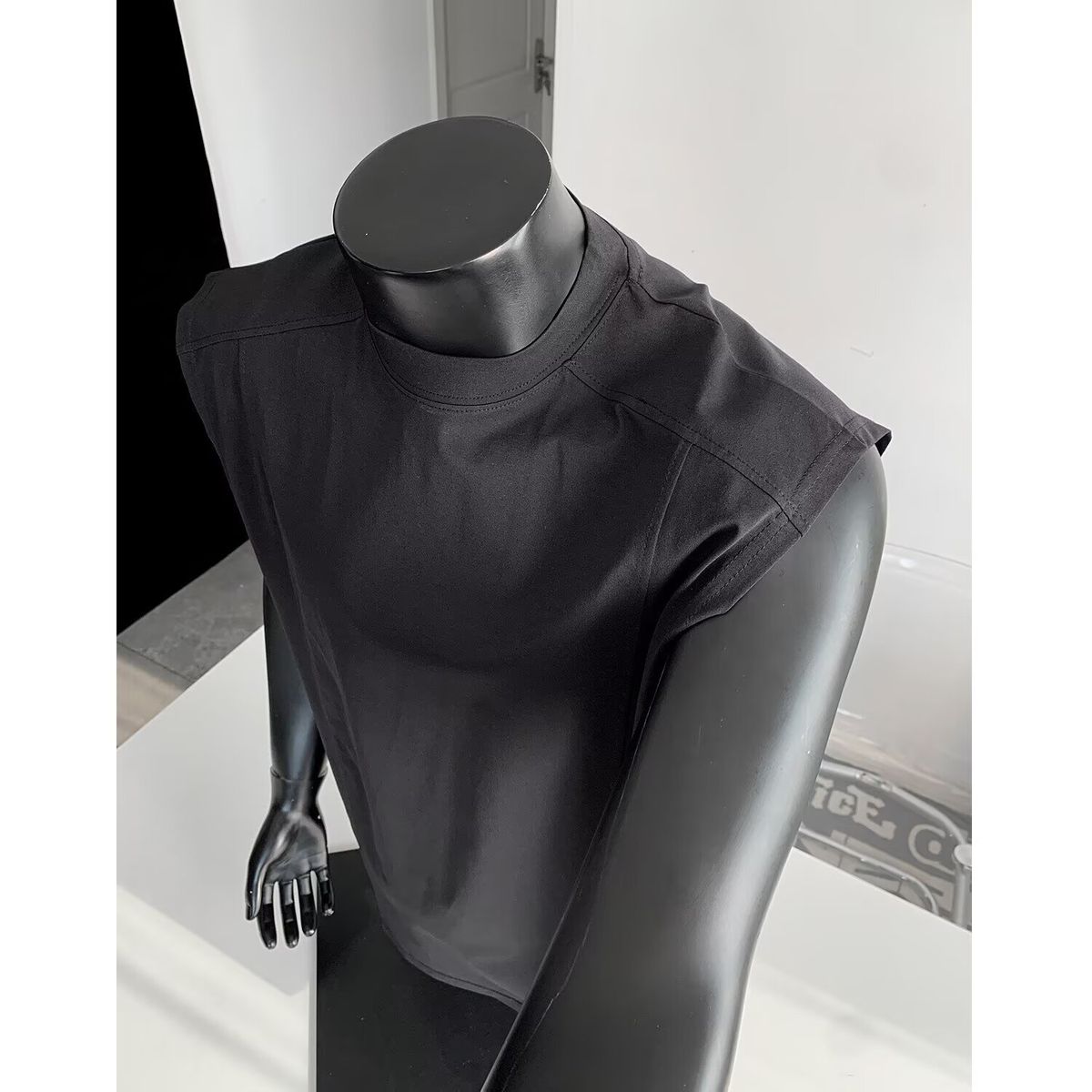 Men’s Sleeveless Vest – Breathable Linen-Blend, High Neck, Relaxed Fit (Summer Casual, Quick-Dry, Sizes M-3XL, Wrinkle-Free)_voghion.com