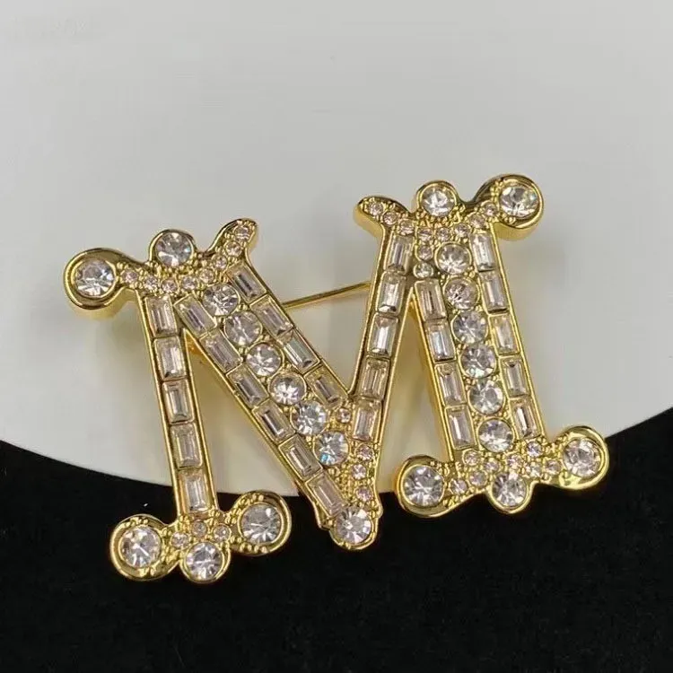 Künstliche Diamant-Buchstabenblume aus Messingmaterial, vielseitige Anstecknadeln in europäischer und amerikanischer Mode, Pullover mit einzigartigem Design_voghion.com
