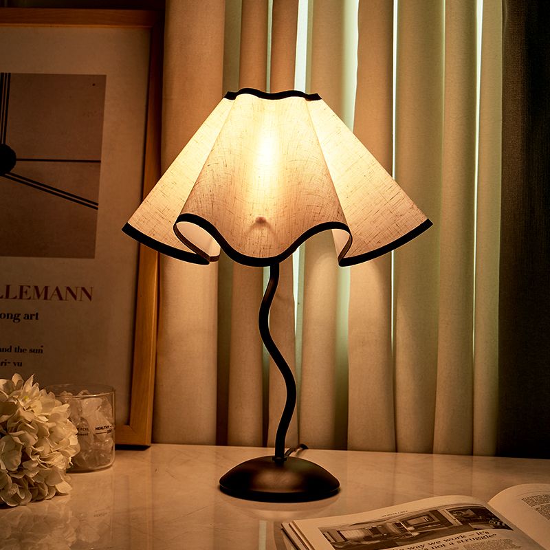 Biurko Dziewczęca Spódnica Serca Płatki Ins Prosta Vintage Mała Lampka Nocna Sypialnia Gabinet Lampa LED Atmosfera_voghion.com