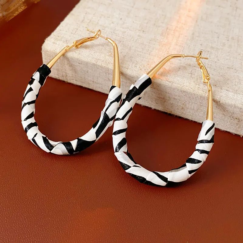 Autumn And Winter Pleated Artificial Leather Circle Oval Silver Needle Fashionable Geometric Temperament High-end Earrings For Women_voghion.com