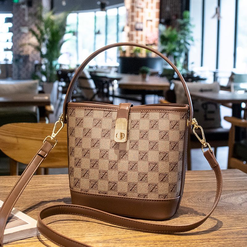 Nieuwe goede 2023 dames eenvoudige emmer tas licht luxe hoge kwaliteit draagbare kleine vierkante tas retro one shoulder crossbody tas_voghion.com