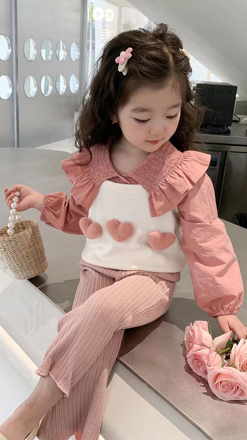 Kinderkleding, driedelige meisjestrui met bloemenhart, kraag, overhemd en wijd uitlopende broek_voghion.com
