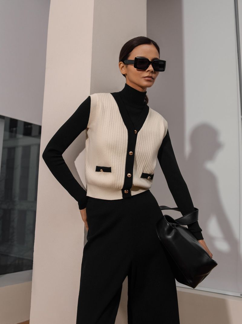 Gilet in maglia con bottoni metallici – Cardigan invernale senza maniche aperto sul davanti (rifiniture a contrasto, spandex elasticizzato, versatile capo da indossare a strati)_voghion.com