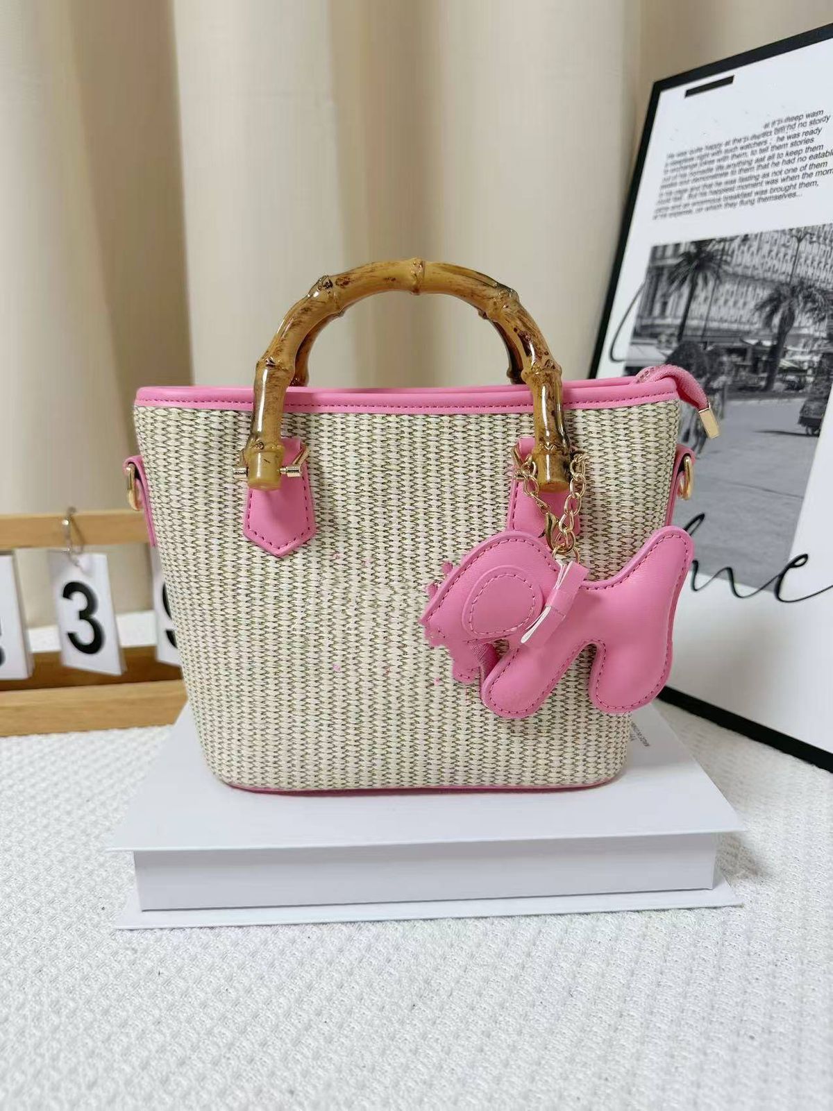 Borsa da donna intrecciata per le vacanze, borsa da donna con tracolla e ciondolo a forma di bambola_voghion.com