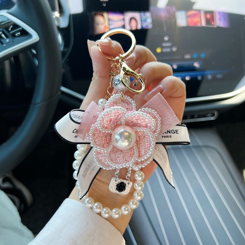 Parti e accessori per borse Portachiavi creativo con ciondolo a forma di fiocco di camelia, portachiavi alla moda con catena di perle, portachiavi per auto, anello da donna_voghion.com