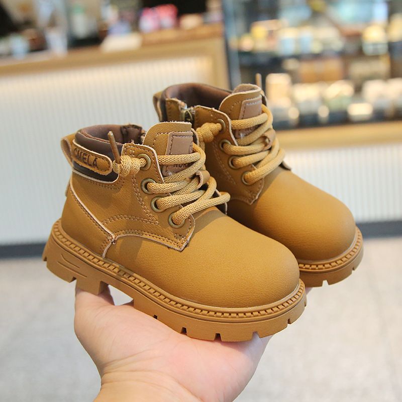 2024 Automne Nouveau Petit Cuir pour Hommes et Femmes Bébé Mid Top Martin Édition Coréenne Bottes Jaunes Chaussures pour Enfants_voghion.com