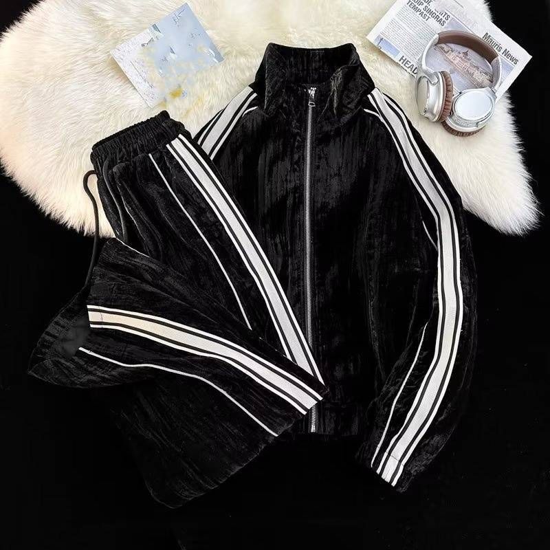Ropa para hombre Suéter de rayas con bloques de colores de terciopelo dorado de alta gama Traje deportivo informal de dos piezas para hombre_voghion.com