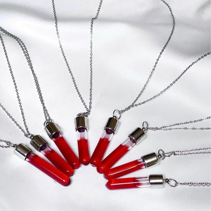 Da uomo e da donna con design minimalista che può essere aperto per contenere ciondoli, bottiglie e collane in vetro sanguigno._voghion.com