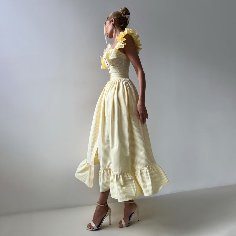 Sommerliches Kleid mit Streifen und Flatterärmeln – Mittellanges Baumwollkleid mit quadratischem Ausschnitt und Rüschen (Blau/Khaki/Gelb, S/M/L) | Pflegeleichtes, lässiges Sommerkleid_voghion.com