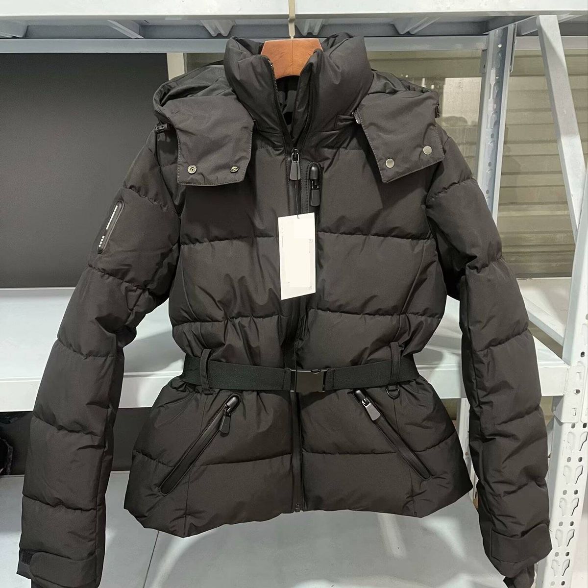 Damen-Stepp-Skijacke – Kapuzenmantel mit Stehkragen und Gürtel (Schwarz, Thermofutter, 3D-Prägung)_voghion.com